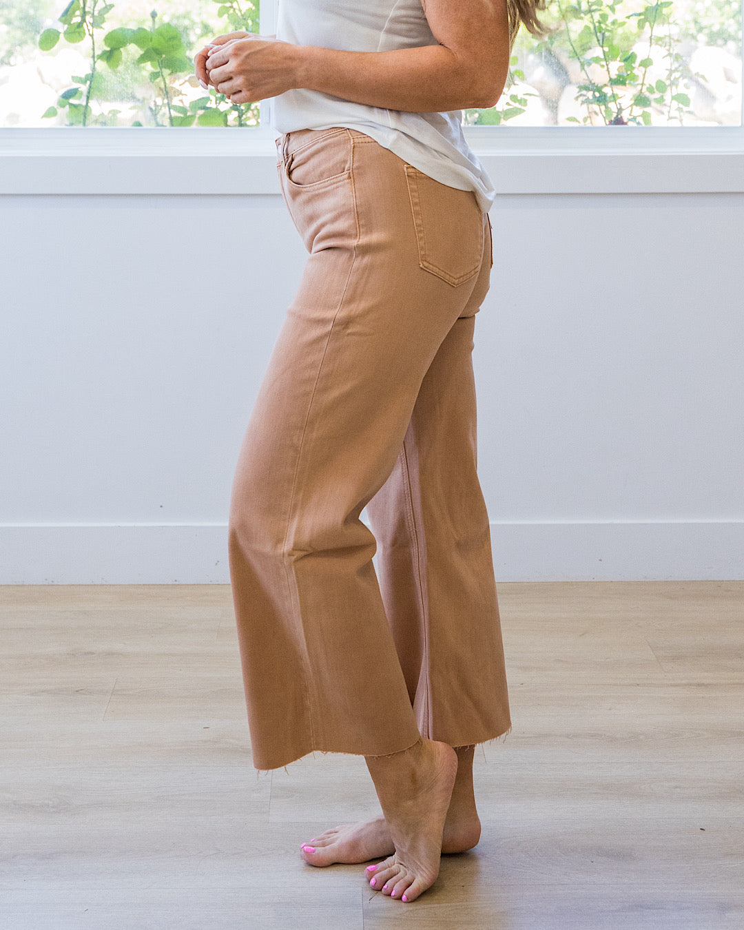 Vaqueros de pierna ancha estilo crop Vervet Skye sin roturas - Mocha