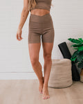 Pantalones cortos de ciclista con cintura en V acanalados Rae Mode - Mocha oscuro