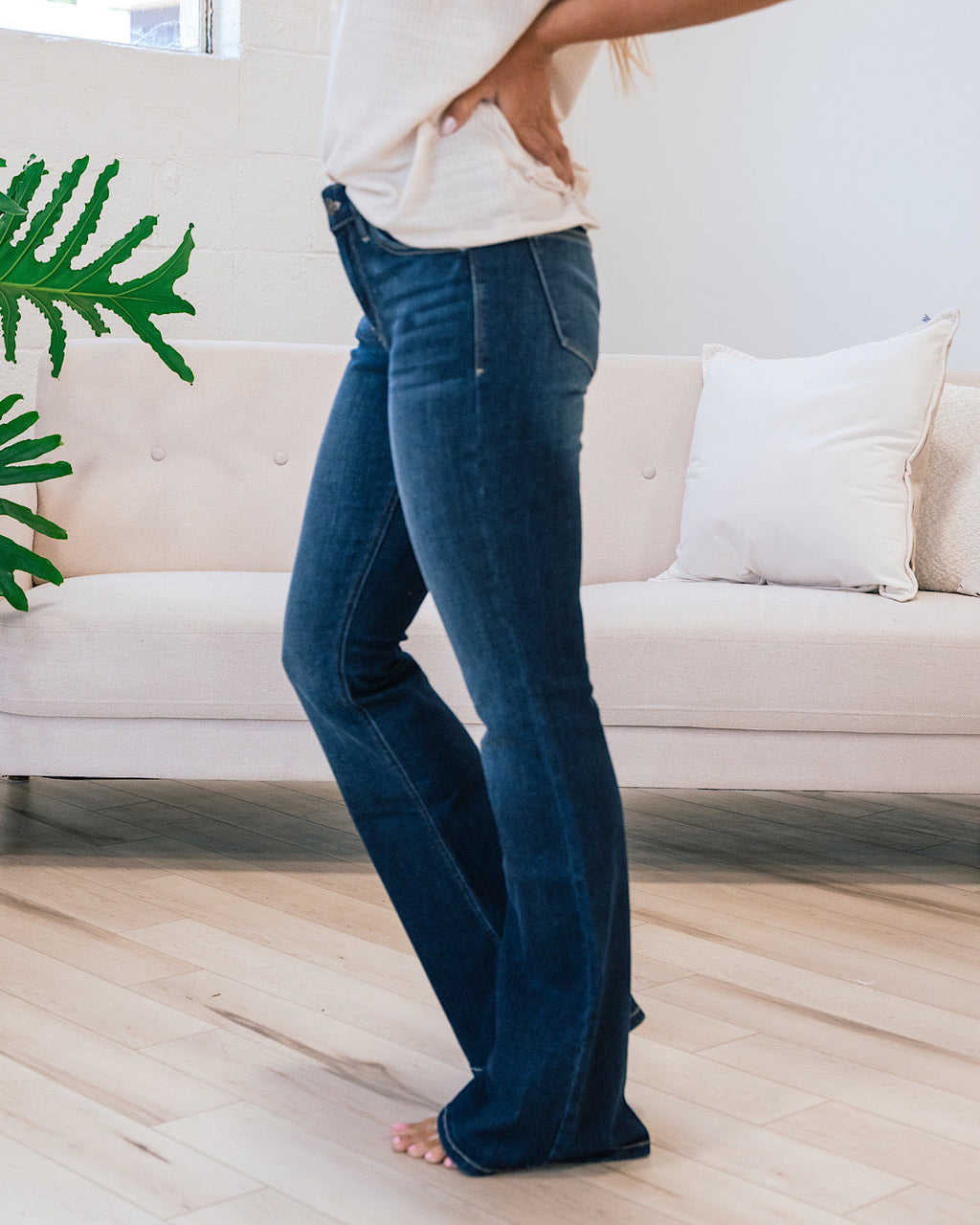 Jeans acampanados KanCan Megan en lavado oscuro