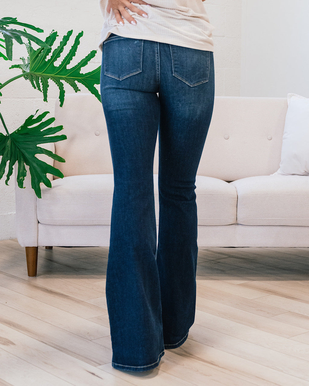 Jeans acampanados KanCan Megan en lavado oscuro