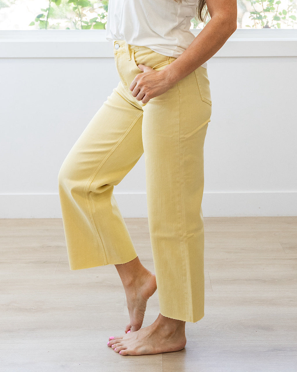 Jeans de pierna ancha recortados Vervet Skye sin desgaste - Amarillo bebé