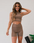 Top halter con espalda olímpica y textura acanalada de Rae Mode - Moca oscuro VENTA FINAL