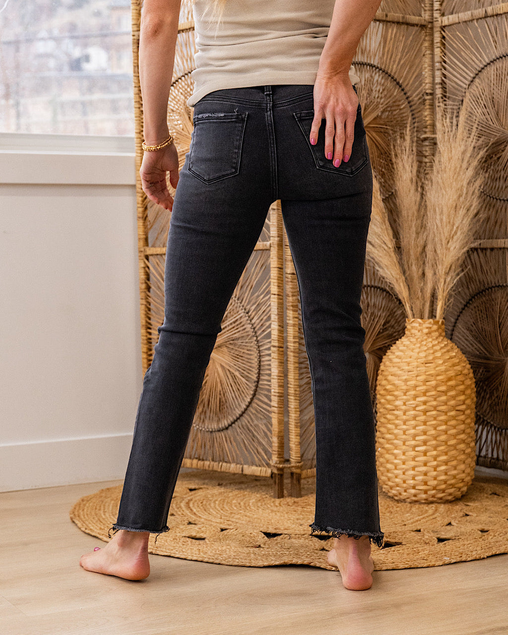 Jeans acampanados cortos con dobladillo deshilachado Vervet Think About It - Negro desteñido