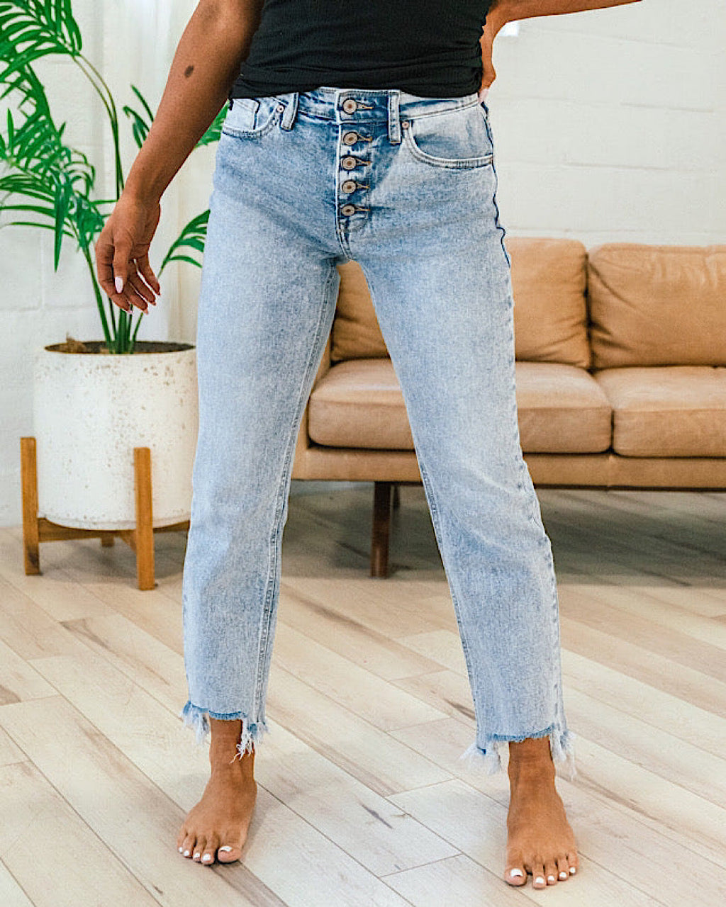 Jeans rectos de tiro medio con dobladillo deshilachado y lavado ácido de KanCan