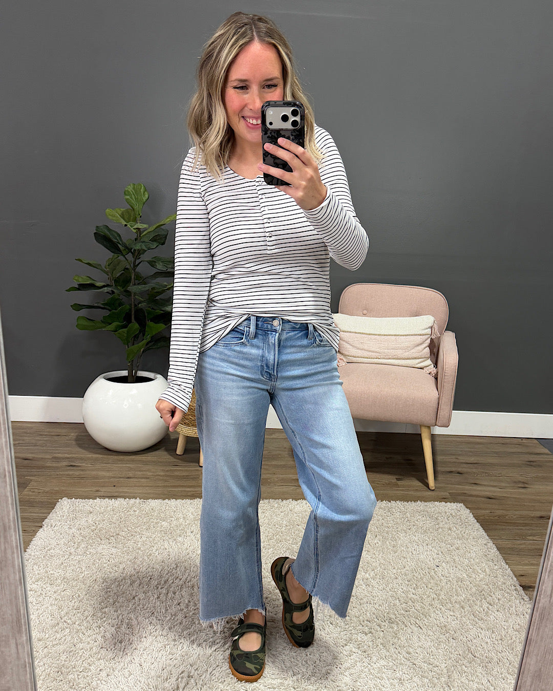 Top de manga larga estilo Henley a rayas Dawn - Blanco