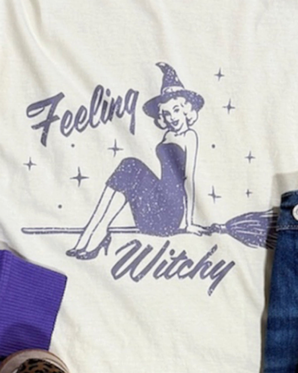 ¡NUEVO! Camiseta color marfil "Feeling Witchy"