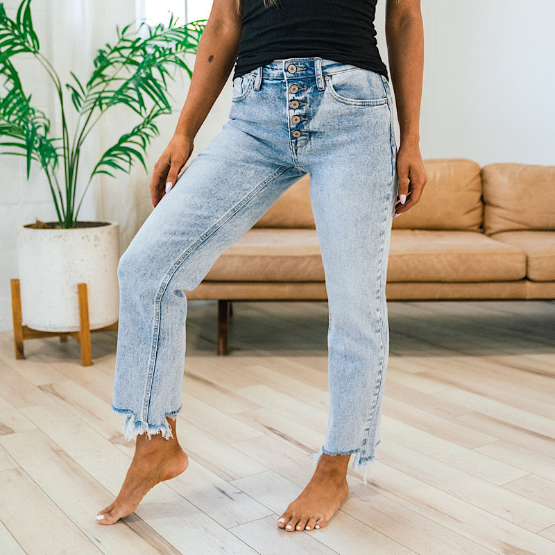 Jeans rectos de tiro medio con dobladillo deshilachado y lavado ácido de KanCan