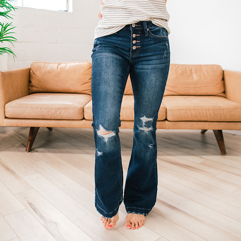 Jeans acampanados desgastados de lavado oscuro KanCan Kennedy - Regular y Petite