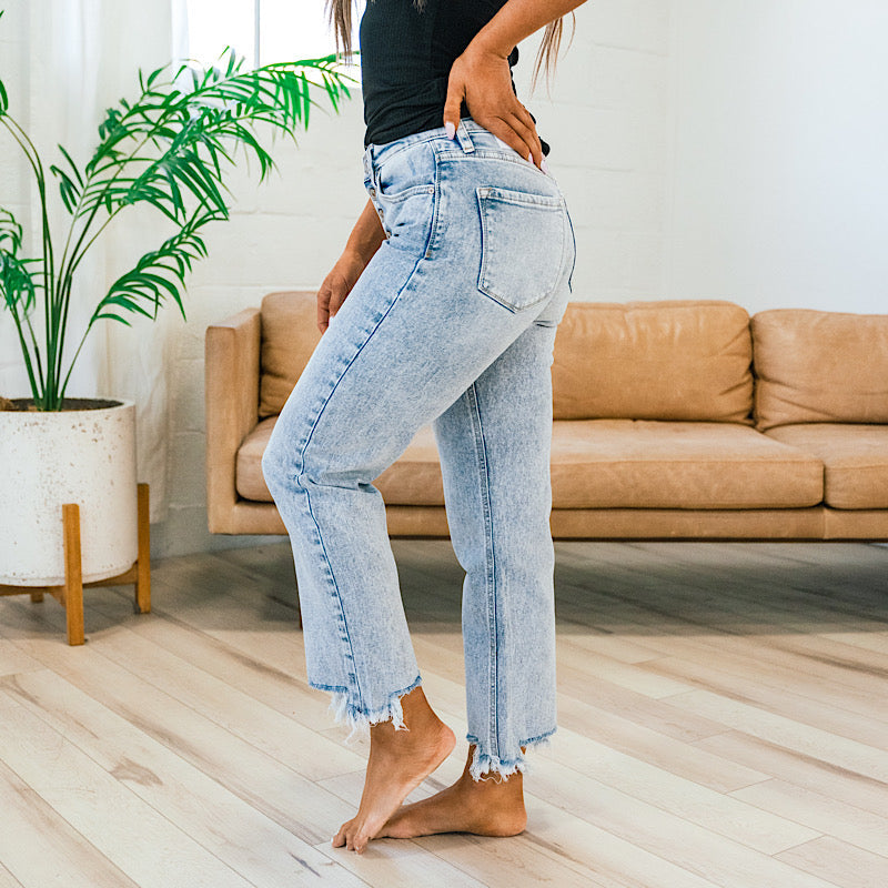 Jeans rectos de tiro medio con dobladillo deshilachado y lavado ácido de KanCan