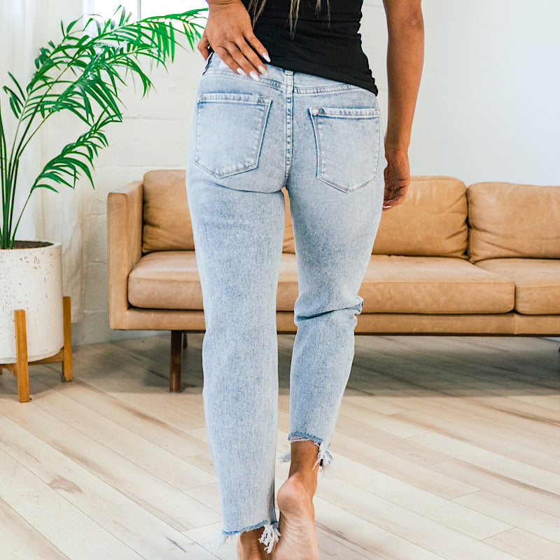 Jeans rectos de tiro medio con dobladillo deshilachado y lavado ácido de KanCan