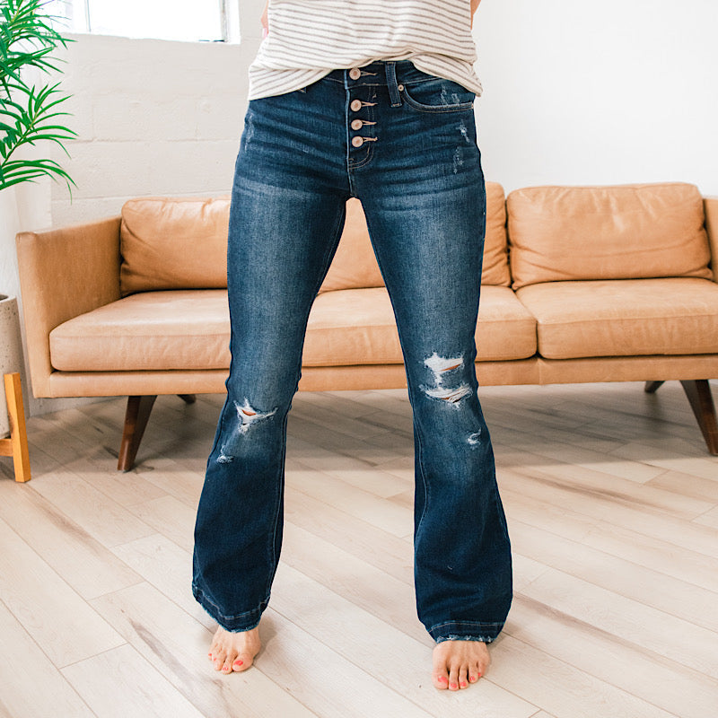 Jeans acampanados desgastados de lavado oscuro KanCan Kennedy - Regular y Petite