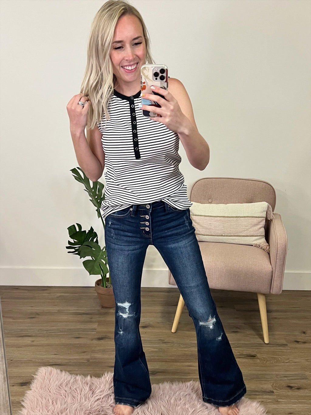 Jeans acampanados desgastados de lavado oscuro KanCan Kennedy - Regular y Petite