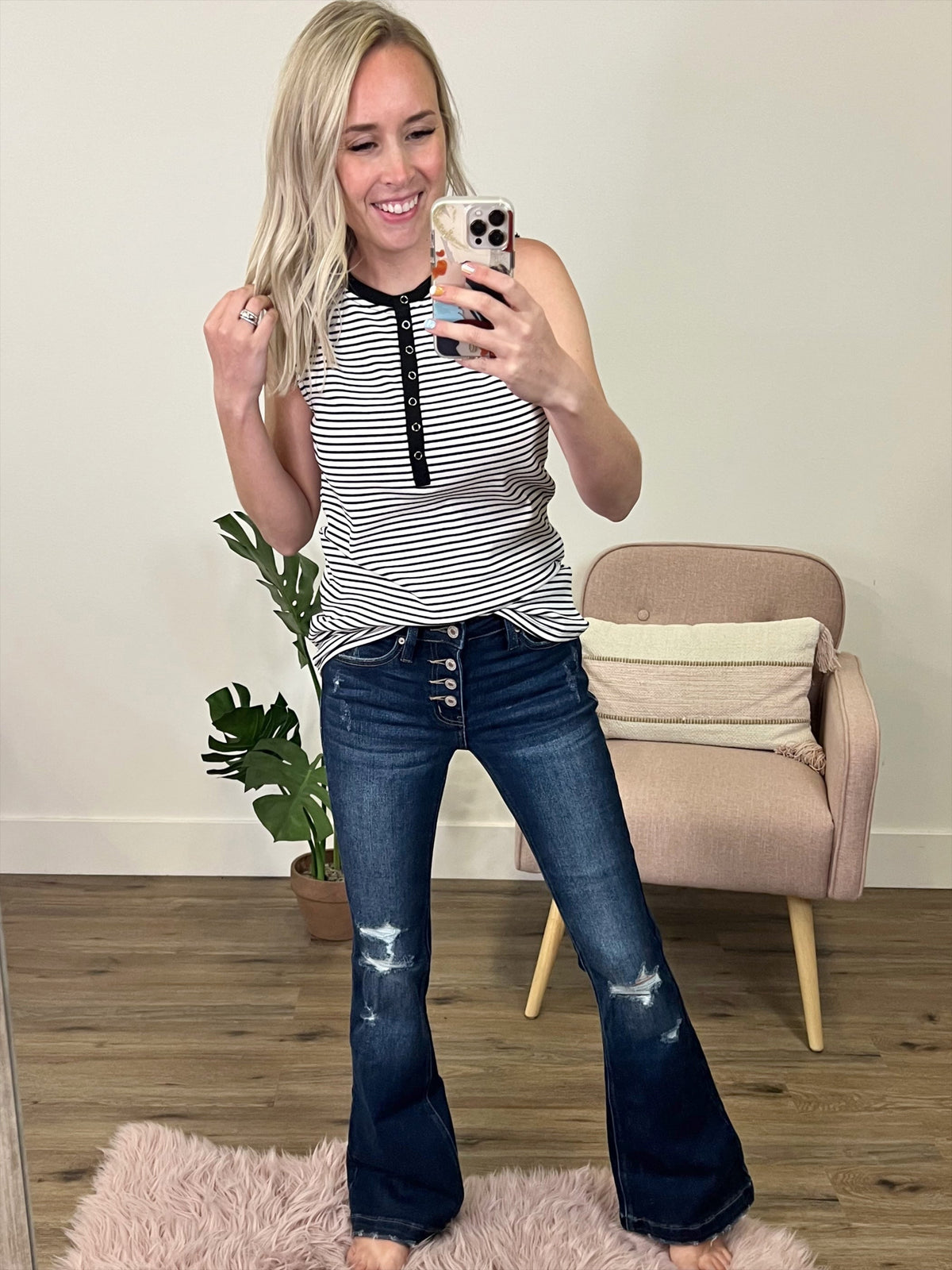 Jeans acampanados desgastados de lavado oscuro KanCan Kennedy - Regular y Petite