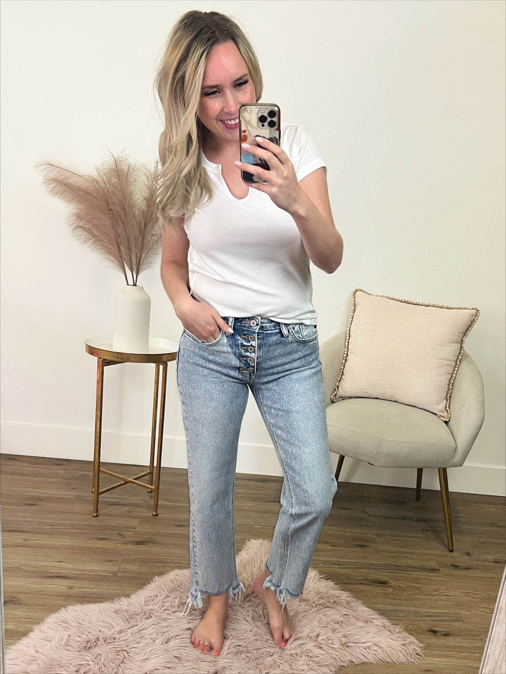 Jeans rectos de tiro medio con dobladillo deshilachado y lavado ácido de KanCan