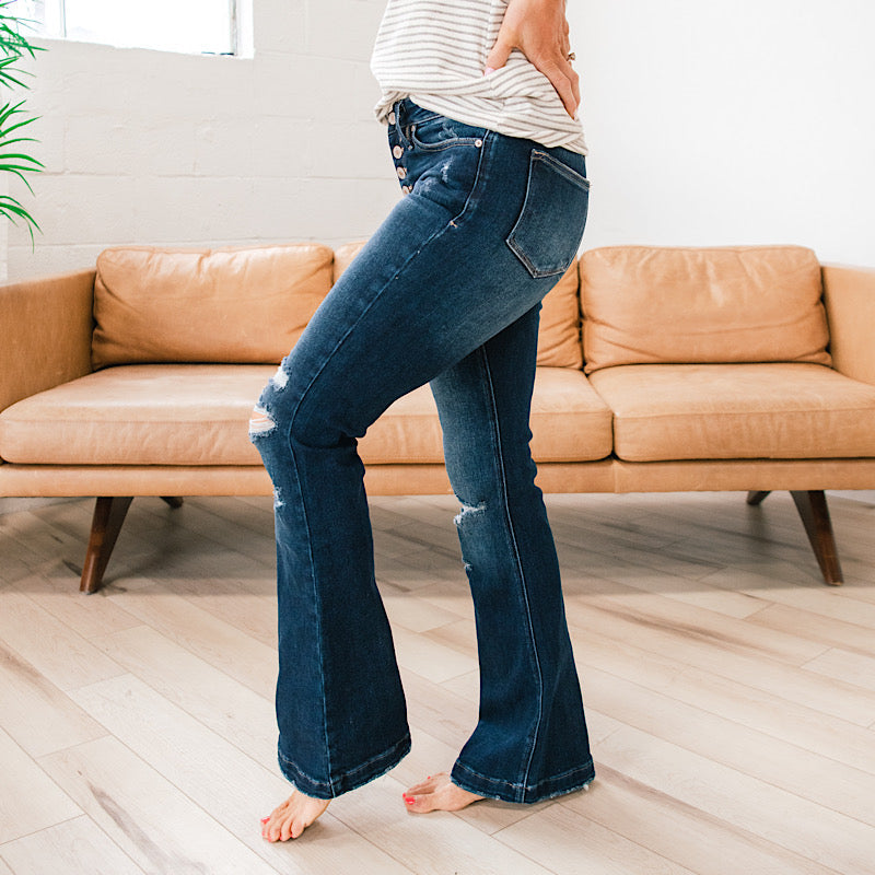Jeans acampanados desgastados de lavado oscuro KanCan Kennedy - Regular y Petite